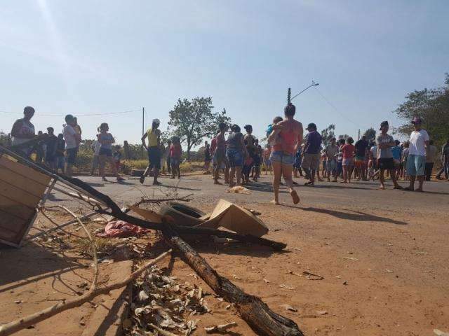 Moradores de favela bloqueiam via pelo 2&ordm; dia e Batalh&atilde;o de Choque &eacute; acionado