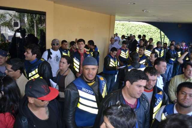 Cerca de 100 pessoas j&aacute; est&atilde;o na frente do pr&eacute;dio da C&acirc;mara Municipal