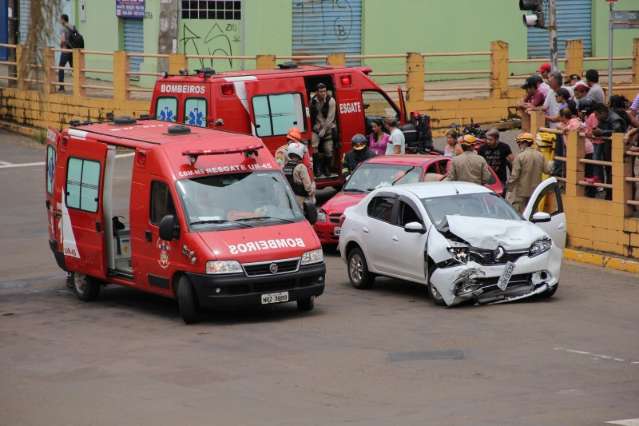 Motorista  avan&ccedil;a sinal vermelho e provoca acidente na Avenida Cal&oacute;geras