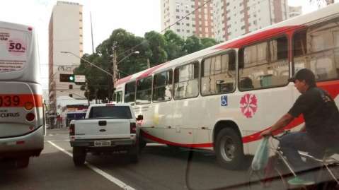 Colisão entre ônibus e  caminhonete atrapalha trânsito