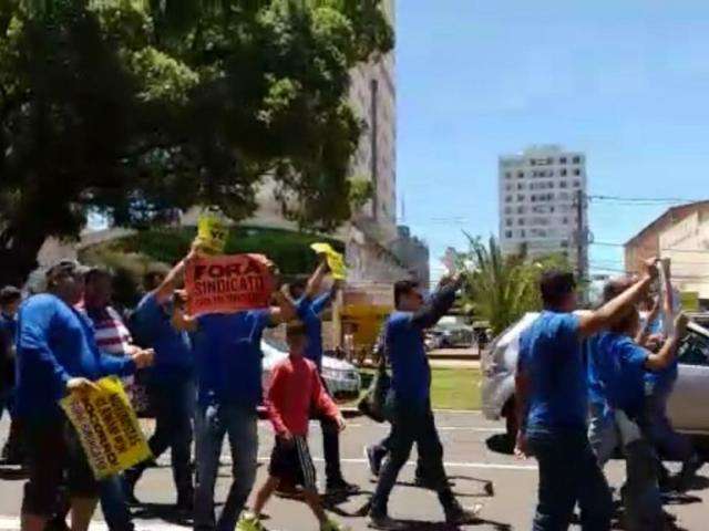 Com cartazes, motoristas de &ocirc;nibus fazem passeata por reajuste