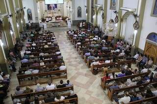 Fiéis lotam igrejas da Capital em comemoração ao domingo de Páscoa. (Foto: Marcos Ermínio)