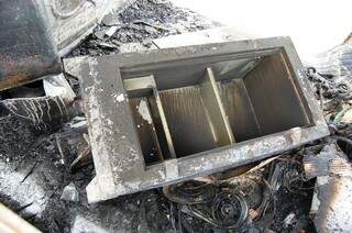 Cofre arrombado foi abandona em veículo queimado pelos criminosos. (Foto: Germino Roz/ Nova News)