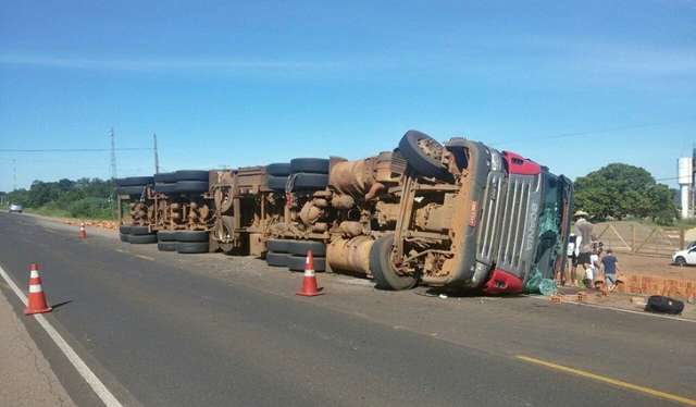 Caminh&atilde;o desvia de moto, tomba na BR e derruba carga de 20 mil tijolos