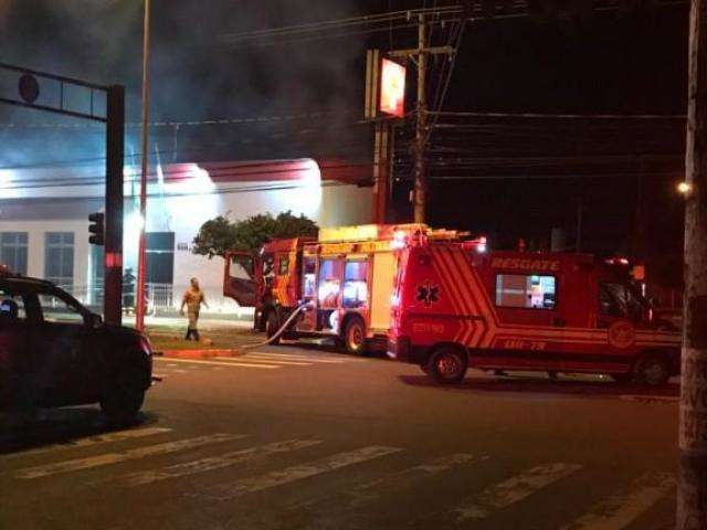 Ap&oacute;s inc&ecirc;ndio durante a madrugada, ag&ecirc;ncia fica fechada nesta 4&ordf;