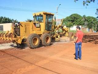 Marquinhos Trad confere trabalho de cascalhamento no Santa Luzia (Foto: Marina Pacheco)