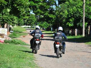 Agentes do pelotão de moto em ronda pelo bairro (Foto: João Garrigó)