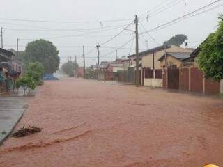 Avenida Irineu de Souza Araujo, alagada após chuva que atingiu o município em fevereiro. (Foto: Leandro Medina/Arquivo)