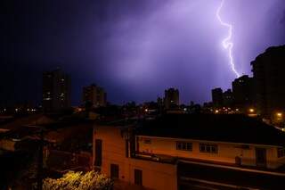 Queda de raio na noite de terça-feira (17), na região do Bairro São Francisco (Foto: André Bittar) 