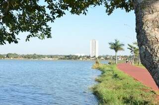 Queda na arrecadação reduziu a capacidade de investimento em Três Lagoas. No detalhe, uma das lagoas que dá nome ao município. (Foto: Vanessa Tamires). 