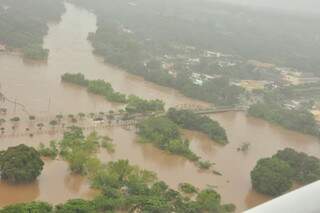 Região ao redor do rio Aquidauana ficou toda alagada. (Foto: Aquidauana News)