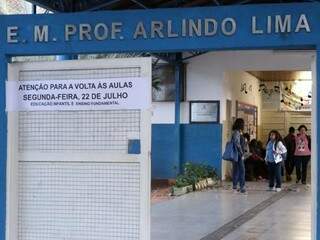 Volta às aulas na Escola Municipal Professor Arlindo Lima em Campo Grande (Foto: Henrique Kawaminami)