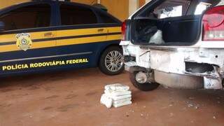 A droga estava no fundo falso localizado dentro do porta malas do veículo. (Foto: Divulgação)