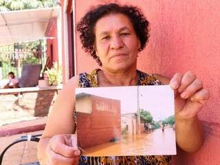 Moradora vive há 25 anos com problema das enchentes (Foto: Henrique Kawaminami)