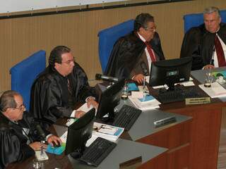 Conselheiros do TCE durante julgamento de processos nesta semana. (Foto: Divulgação)