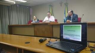 A audiência foi presidida pelo presidente da comissão de saúde da Assembleia, Paulo Siufi (ao centro) e contou com a presença do secretário de saúde Nelson Tavares (à direita) (Foto: Lucas Junot)