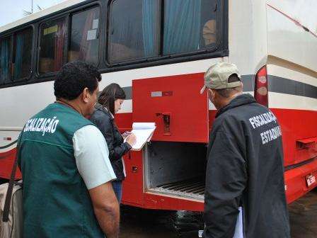 Ap&oacute;s mortes, fiscais reprovam transporte de animais em bagageiros