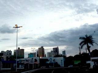 Céu amanheceu nublado em Campo Grande e previsão é de chuva no período da tarde (Foto: Saul Schramm)