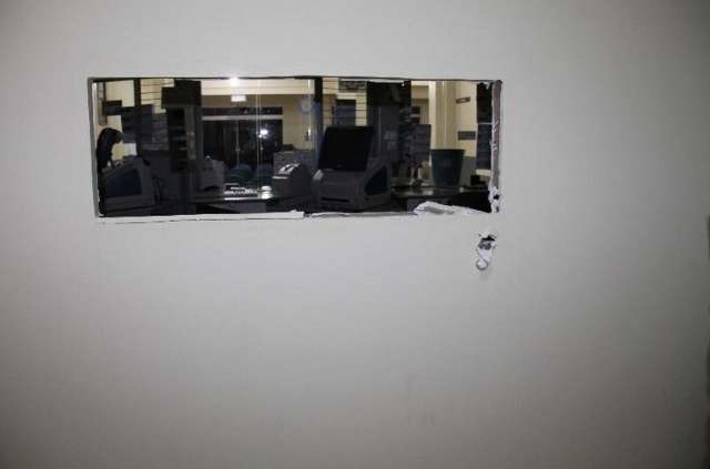 Bandido aproveita queima de fogos e furta R$ 120 mil de lot&eacute;rica