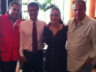 O prefeito Nelson Trad acompanhado de Jota Abussafi,a cantora Tânia Mara e Jayme Monjardim.
(Foto:Divulgação)