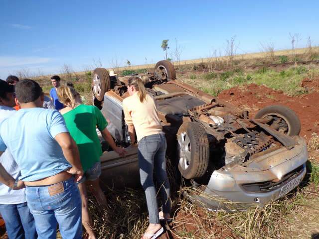  Mulheres ficam feridas ap&oacute;s ve&iacute;culo sair da pista e capotar tr&ecirc;s vezes