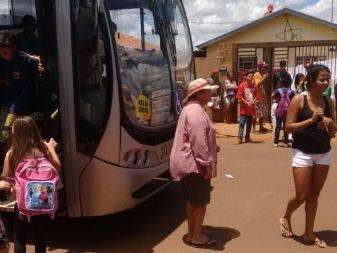 Alunos s&atilde;o deixados no meio do trajeto e m&atilde;es bloqueiam &ocirc;nibus no Caiob&aacute; 