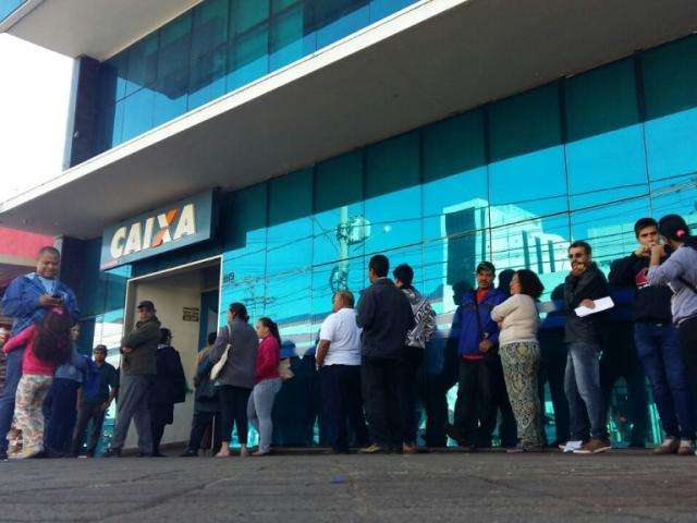 Em v&eacute;spera de feriado, trabalhadores enfrentam filas para sacar FGTS