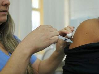 Paciente sendo imunizada durante campanha de vacinação em Campo Grande (Foto: Arquivo/Alcides Neto)