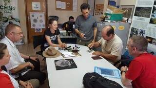 Lívia, ao centro, e outros pesquisadores reunidos no município de Bonito para programar atividades da expedição. (Foto: Divulgação/Projeto Potiicoara)