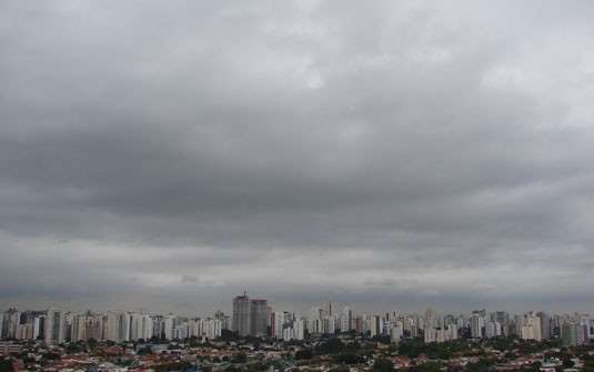 S&aacute;bado deve iniciar nublado na capital, com chuvas e raios em todo o Estado