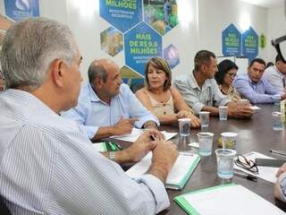 Liderados por Roberto Nem, representantes de Taquarussu apresentam reivindicações a governador (Foto: Chico Ribeiro)