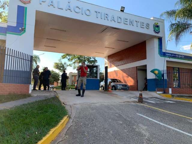 Beb&ecirc; se afoga e fam&iacute;lia o leva at&eacute; quartel dos bombeiros para socorro