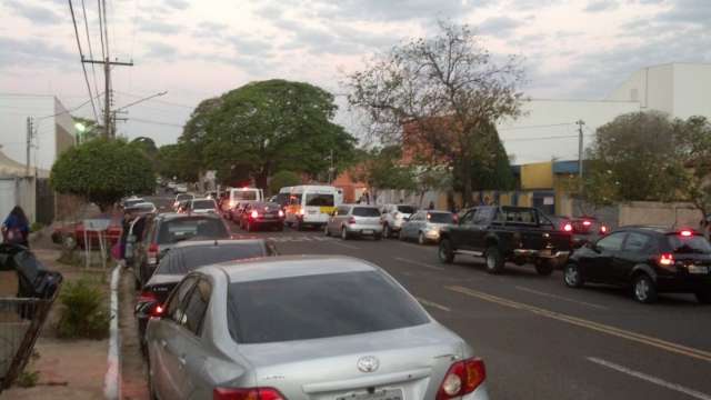 Leitor reclama de fila dupla di&aacute;ria em frente de escola