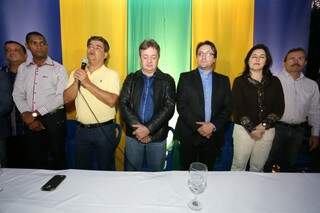 Ao lado de dirigentes do PTN, Nelsinho e Simone agradecem apoio da legenda (Foto: Marcelo Victor) 