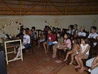 Esse é o registro da segunda sessão de cinema na aldeia urbana Marçal de Souza. (Foto: Douglas Ferreira)