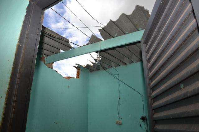 Torre de 32 metros caiu sobre tr&ecirc;s resid&ecirc;ncias no Jardim Noroeste