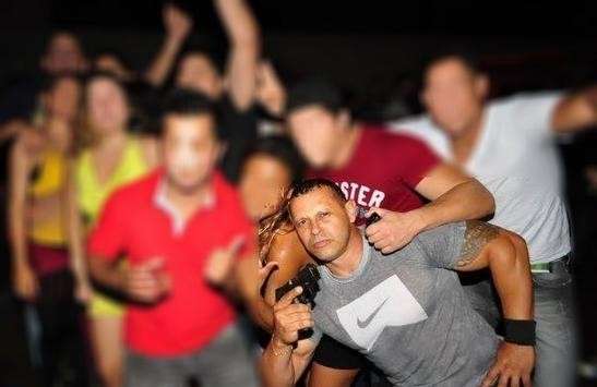 Pol&iacute;cia prende seguran&ccedil;a que se passava por policial e postava fotos armado