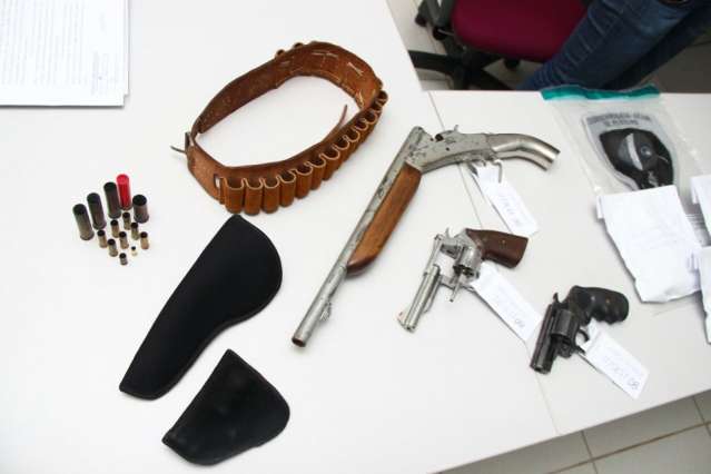 Pol&iacute;cia &eacute; chamada para atender briga de casal e encontra arsenal em casa
