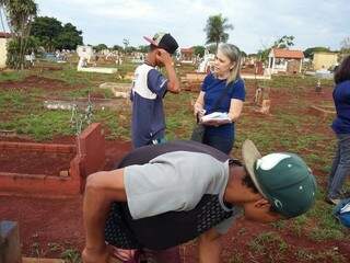 Agentes durante abordagem a crianças em cemitério de Campo Grande no ano passado (Foto: MTE/Divulgação/Arquivo)