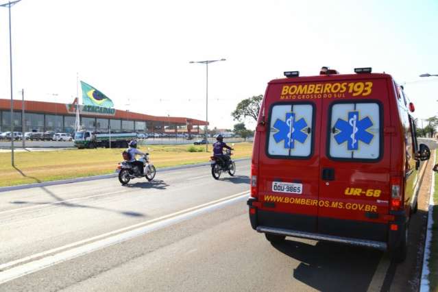 Jovem leva garrafada na cabe&ccedil;a quando seguia para casa na Duque de Caxias
