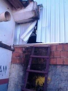 Para entrar na loja, os ladrões retiraram as telhas de zinco e arrebentaram o forro. (Foto: Nova News)