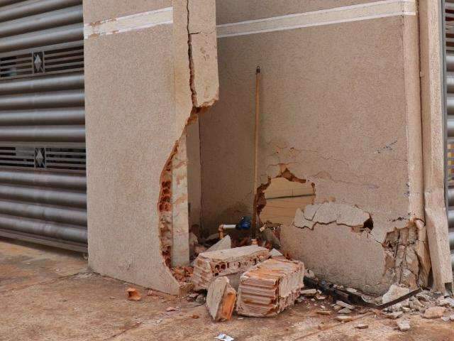 Condutor perde controle de ve&iacute;culo e atinge muro de casa no Universit&aacute;rio