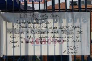 Diretor comunica os pais com cartaz na porta da escola ( Foto - Fernando Antunes)