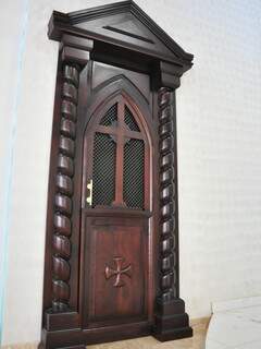Porta de Confessionário foi apenas restaurada. A peça é original e remete os fiéis à antiga confissão. (Foto: João Garrigó)