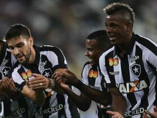 Jogadores reproduzindo o &quot;embala nenêm&quot;, criado por Bebeto na Copa de 1994. (Foto: Site Oficial Botafogo) 