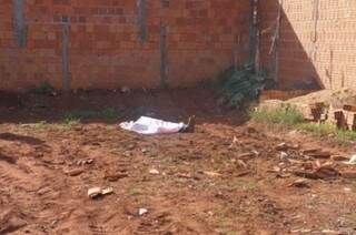 O corpo da vítima foi encontrado em um terreno baldio. (Foto: João Carlos Tonon/Rádio Portal News)