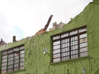 Fachada de comércio destruída após chuva neste sábado em Campo Grande. (Foto: Marcos Ermínio)
