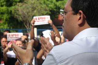 Olarte enfrentou protestos de professores em greve durante inauguração (Foto: Marcos Ermínio)