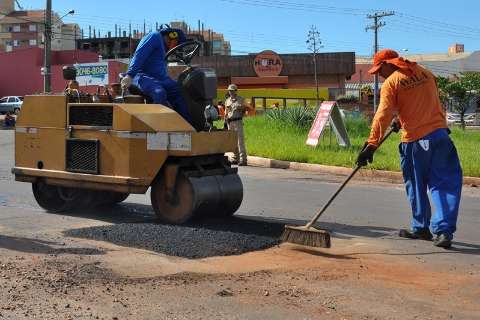 Prefeitura promete intensificar tapa-buraco; 23 vias devem receber serviço hoje