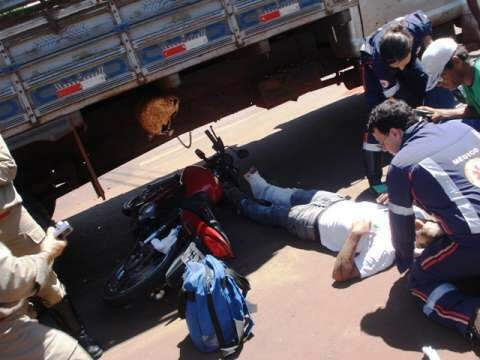  Motociclista &eacute; atingido por caminh&atilde;o e arrastado por 5 metros em Tr&ecirc;s Lagoas